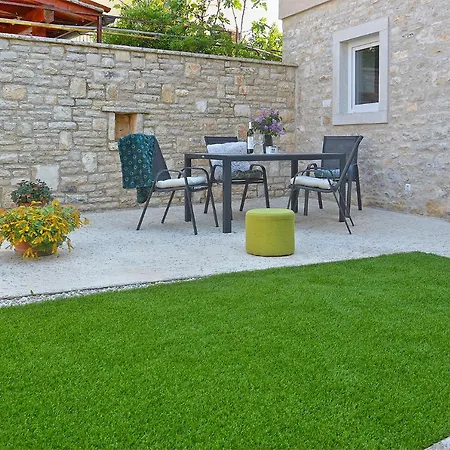 House 1765 Перой