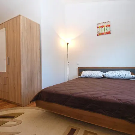 House 1765 Перой